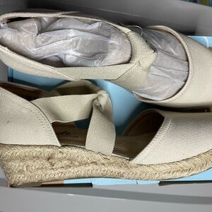 Womens Lifestride shoes
9 1/2
Beige
NWT